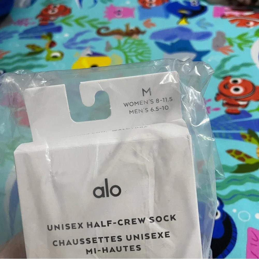 New Alo Yoga Unisex Half Crew Throwback Socks in Navy/White